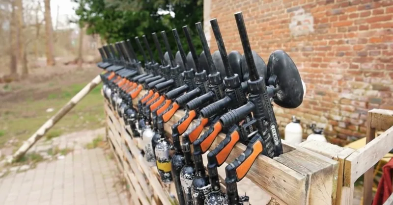 Râtelier de lanceurs de paintball professionnels prêts pour la session chez Tag Brussels