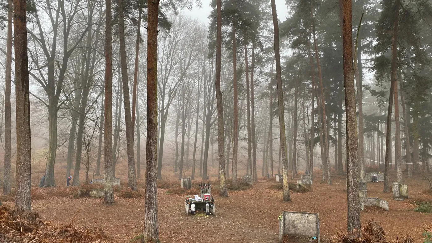 Terrain forestier de Tag Brussels dans la brume d'automne, obstacles en bois disséminés entre les pins à Bierges